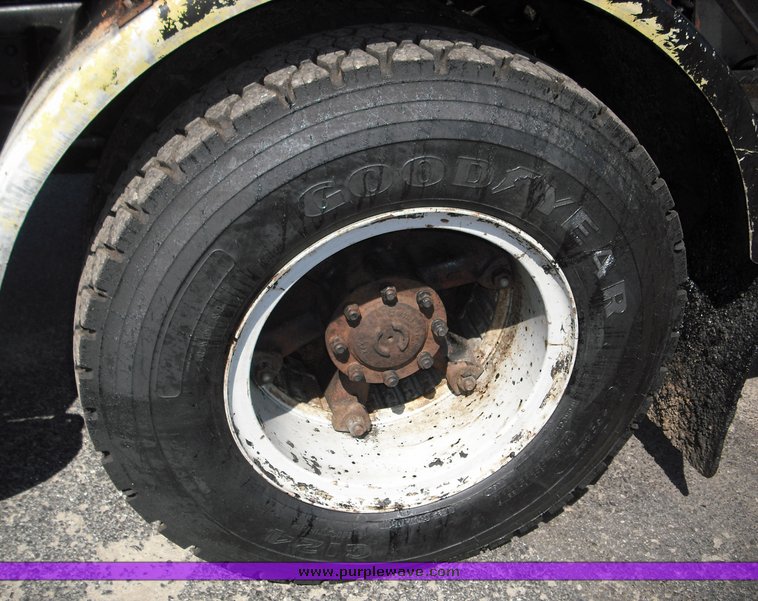 image for item 3480 1990 Ford F800 oil distributor truck