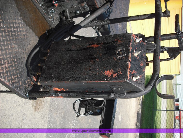 image for item 3480 1990 Ford F800 oil distributor truck