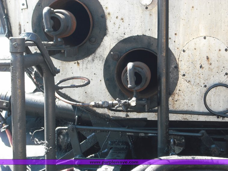 image for item 3480 1990 Ford F800 oil distributor truck