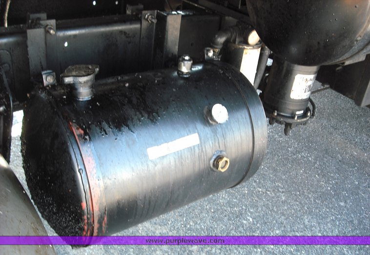 image for item 3480 1990 Ford F800 oil distributor truck