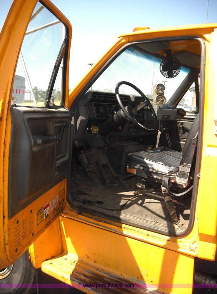 image for item 3480 1990 Ford F800 oil distributor truck