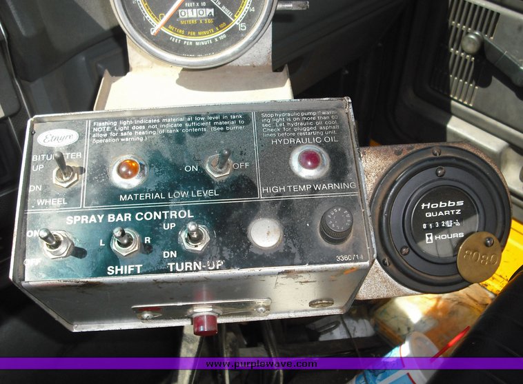 image for item 3480 1990 Ford F800 oil distributor truck