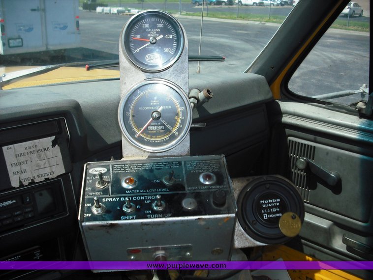 image for item 3480 1990 Ford F800 oil distributor truck