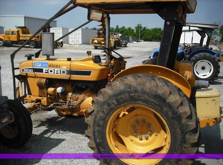 image for item 3484 1994 Ford 3930 tractor