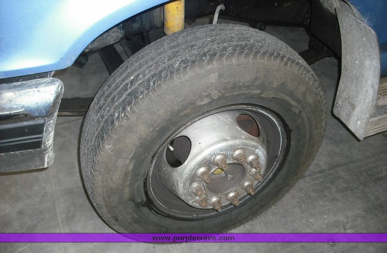 image for item 3485 1996 Ford F-Super Duty truck with utility bed