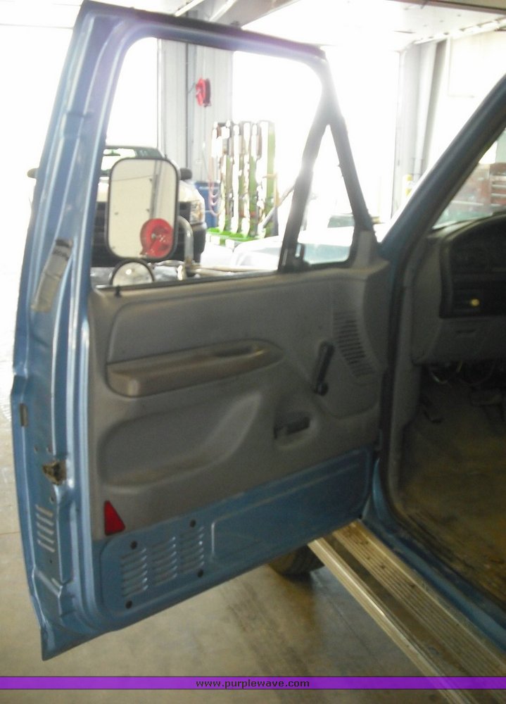 image for item 3485 1996 Ford F-Super Duty truck with utility bed