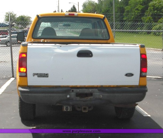 image for item 3487 2000 Ford F350 Super Duty crew cab pickup