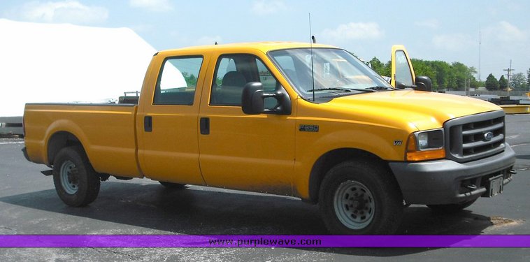 image for item 3487 2000 Ford F350 Super Duty crew cab pickup