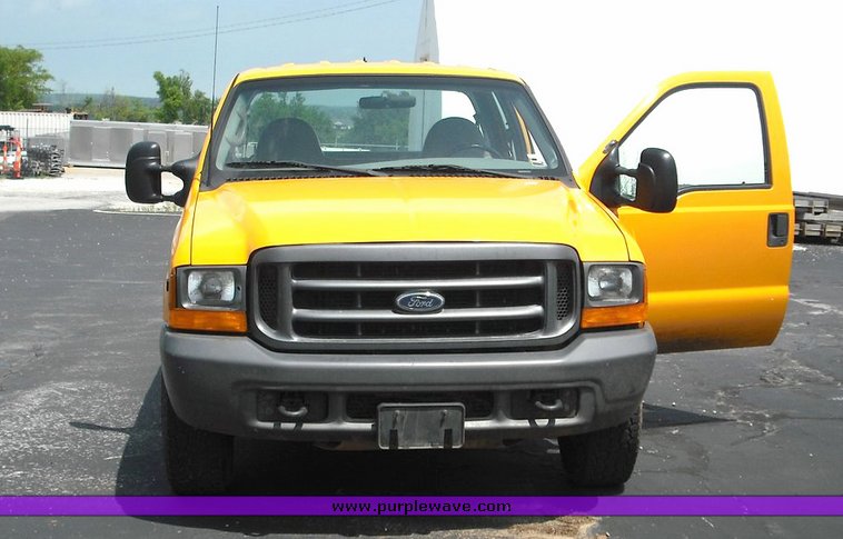 image for item 3487 2000 Ford F350 Super Duty crew cab pickup