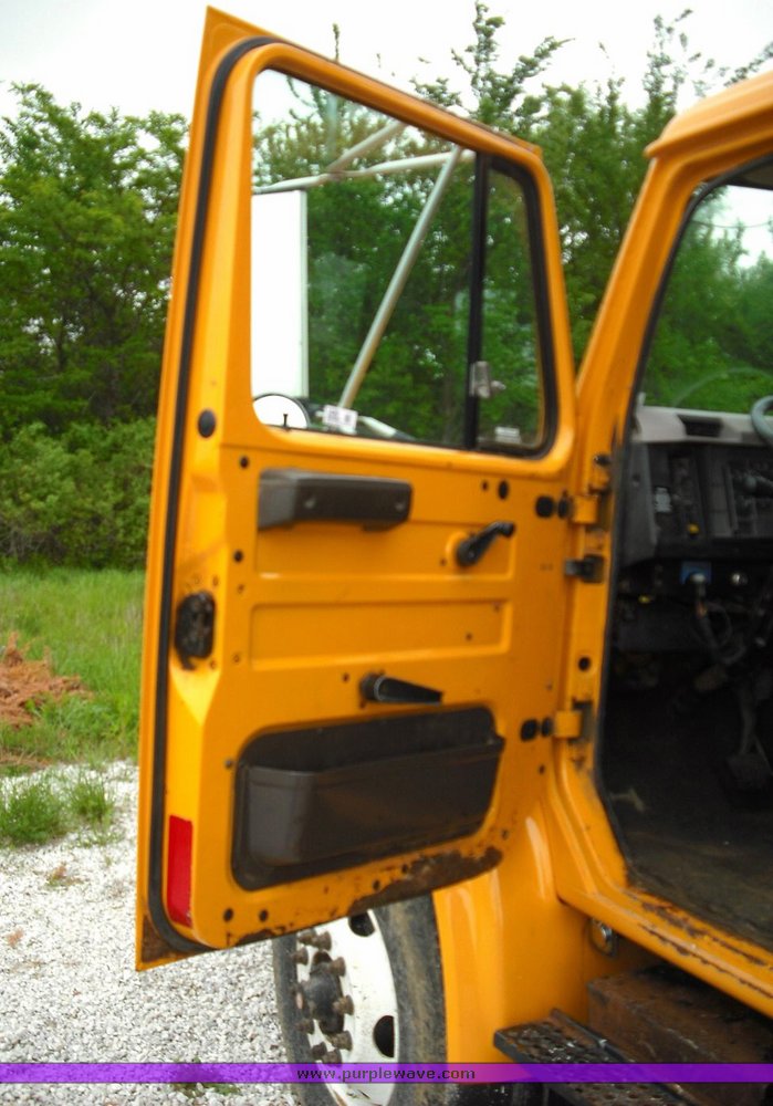 image for item 3489 1999 International 4900 6x4 XHD dump truck