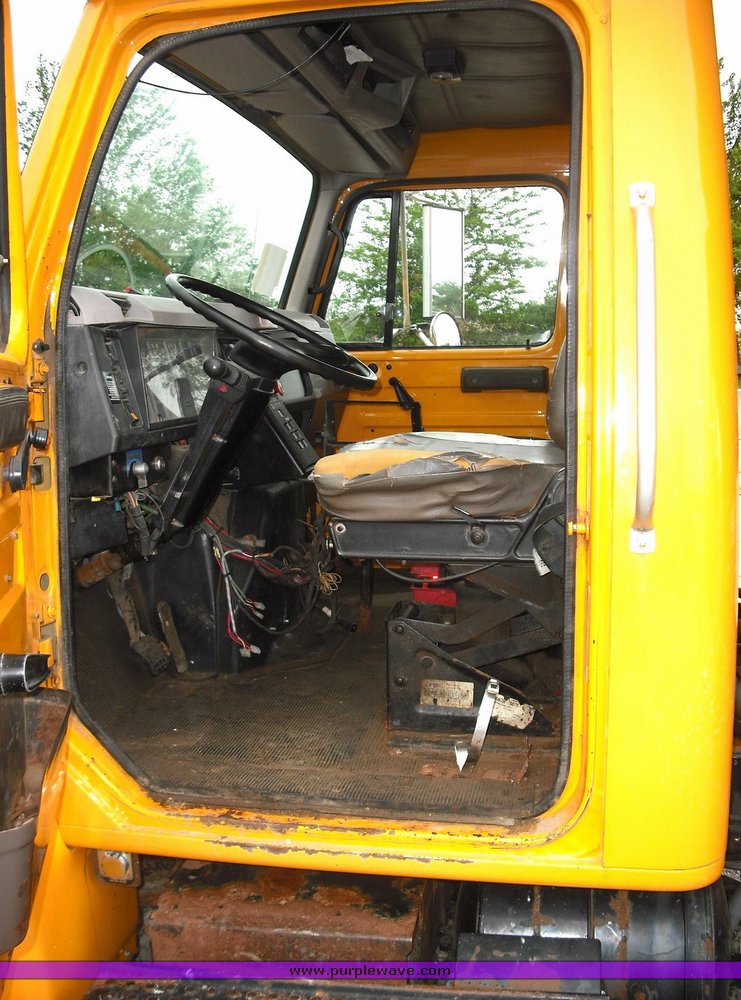 image for item 3489 1999 International 4900 6x4 XHD dump truck