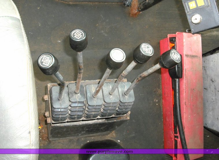 image for item 3489 1999 International 4900 6x4 XHD dump truck