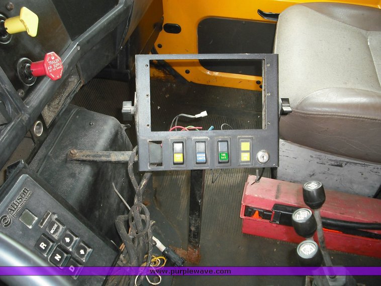 image for item 3489 1999 International 4900 6x4 XHD dump truck