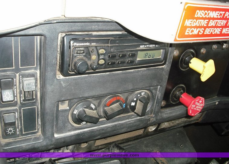 image for item 3489 1999 International 4900 6x4 XHD dump truck