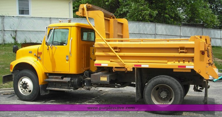 image for item 3495 2000 International Series 4900 4x2 dump truck