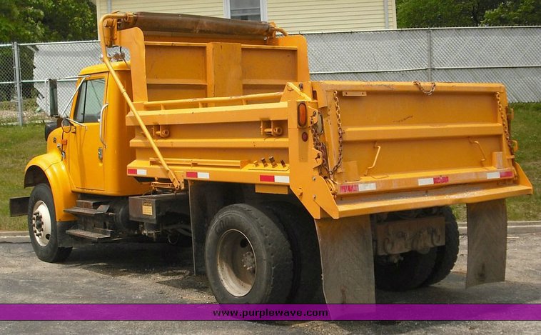 image for item 3495 2000 International Series 4900 4x2 dump truck