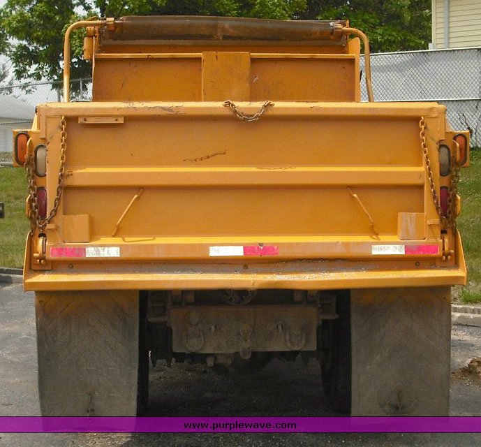 image for item 3495 2000 International Series 4900 4x2 dump truck