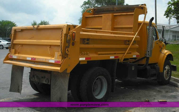 image for item 3495 2000 International Series 4900 4x2 dump truck