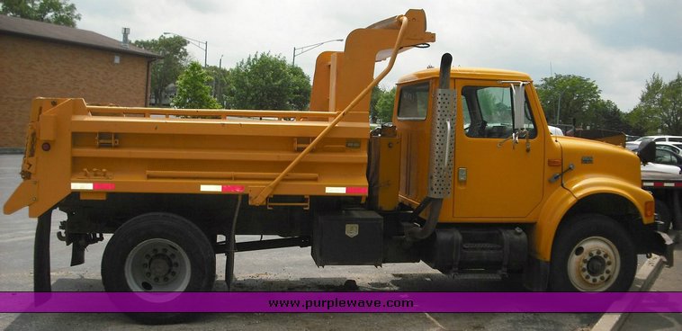 image for item 3495 2000 International Series 4900 4x2 dump truck
