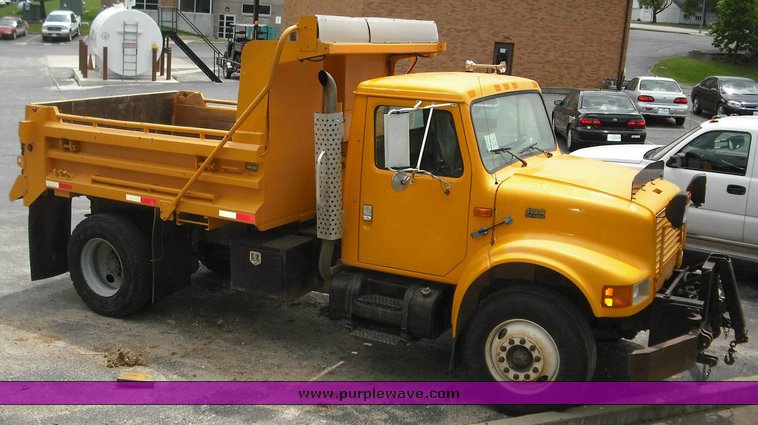 image for item 3495 2000 International Series 4900 4x2 dump truck