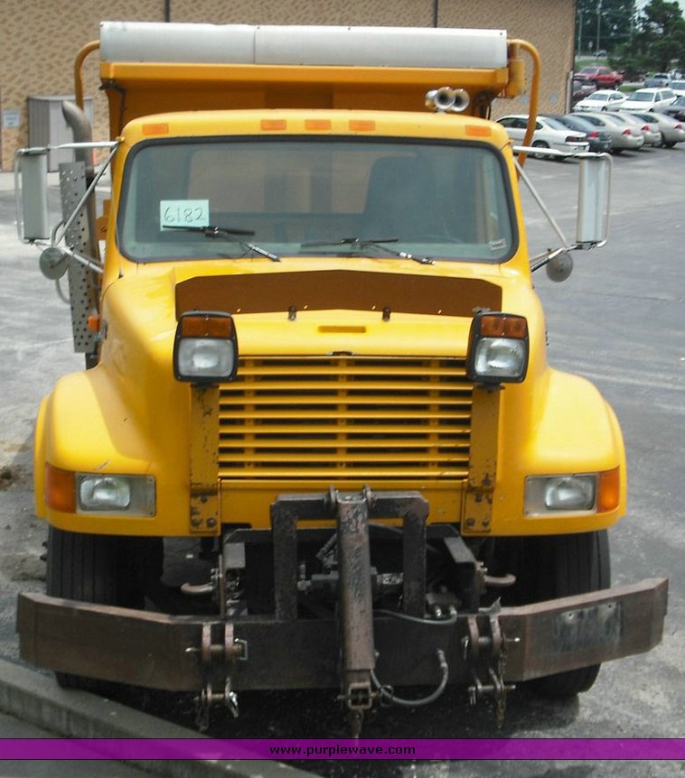 image for item 3495 2000 International Series 4900 4x2 dump truck