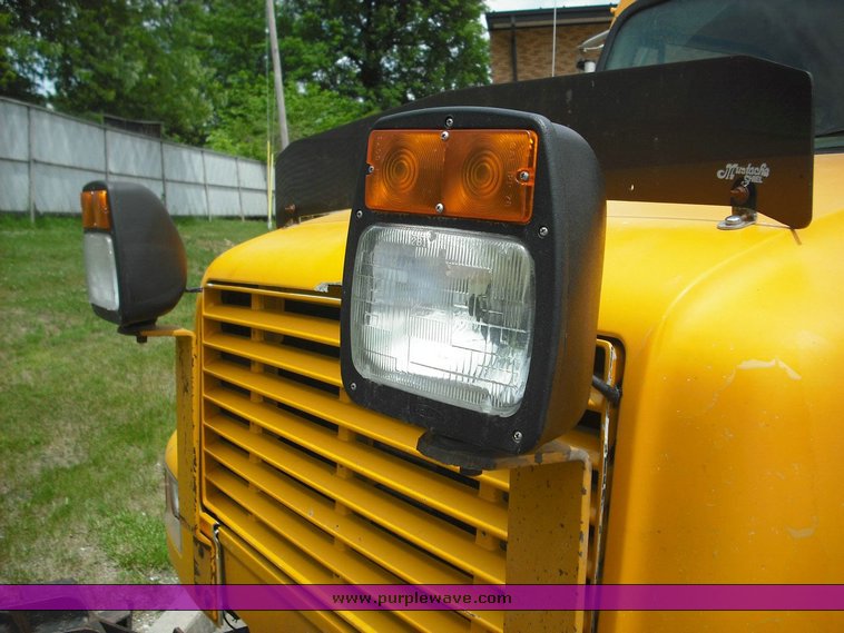 image for item 3495 2000 International Series 4900 4x2 dump truck