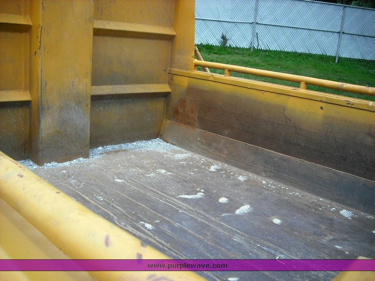 image for item 3495 2000 International Series 4900 4x2 dump truck