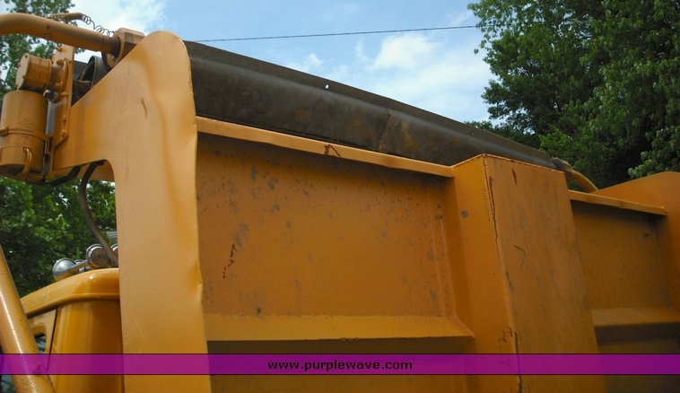 image for item 3495 2000 International Series 4900 4x2 dump truck