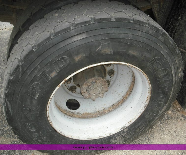 image for item 3495 2000 International Series 4900 4x2 dump truck