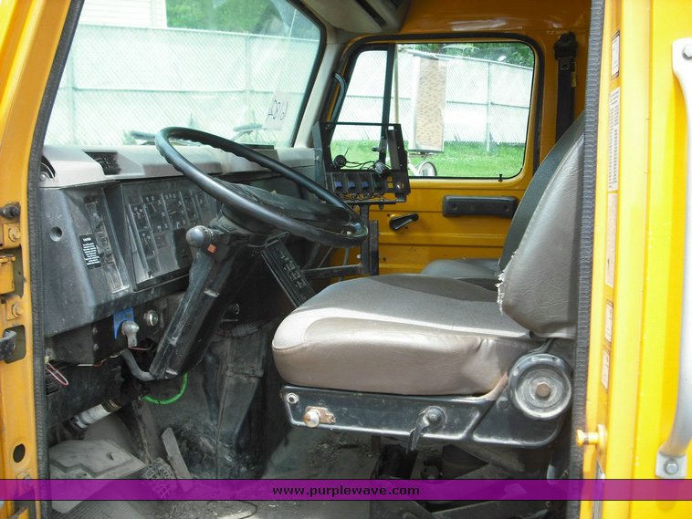 image for item 3495 2000 International Series 4900 4x2 dump truck