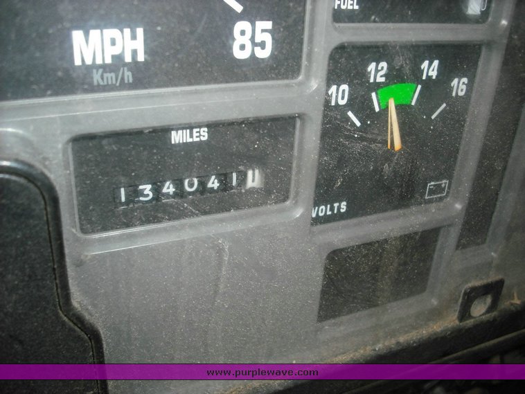 image for item 3495 2000 International Series 4900 4x2 dump truck