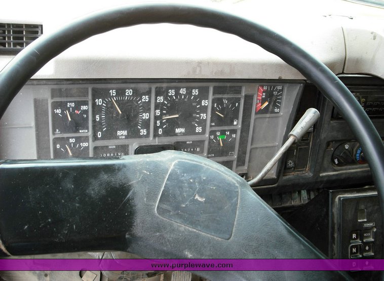 image for item 3495 2000 International Series 4900 4x2 dump truck