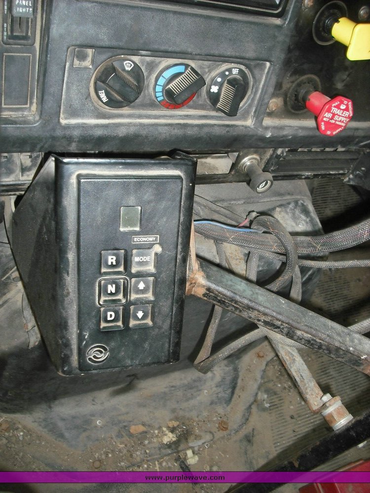 image for item 3495 2000 International Series 4900 4x2 dump truck