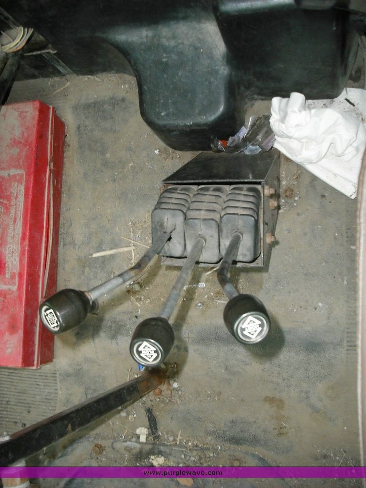 image for item 3495 2000 International Series 4900 4x2 dump truck