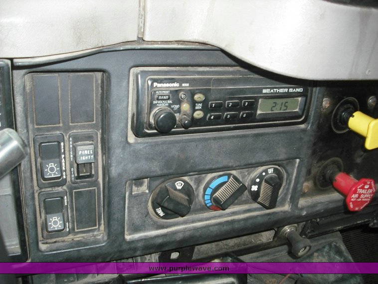 image for item 3495 2000 International Series 4900 4x2 dump truck