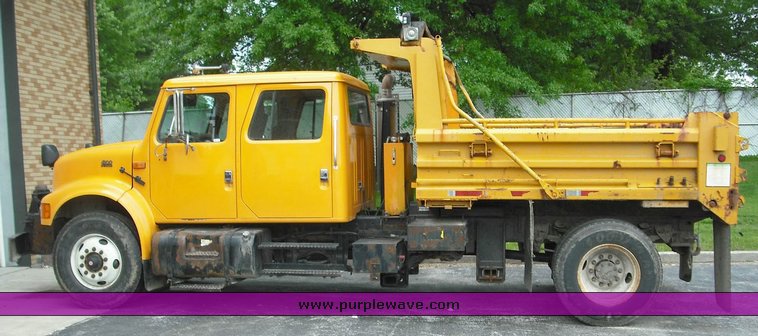 image for item 3496 2002 International Series 4900 crew cab dump truck