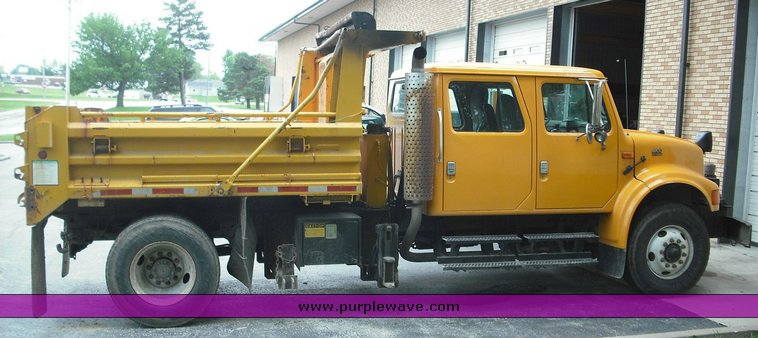 image for item 3496 2002 International Series 4900 crew cab dump truck