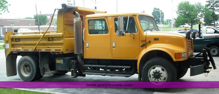 image for item 3496 2002 International Series 4900 crew cab dump truck