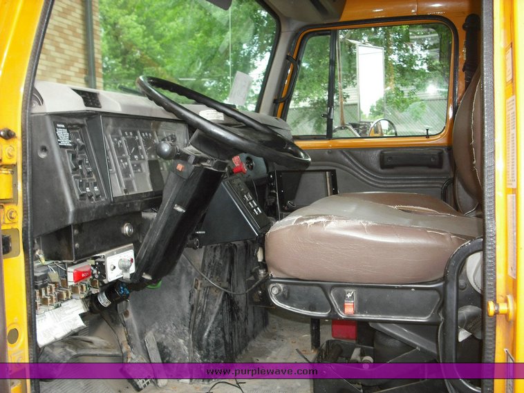 image for item 3496 2002 International Series 4900 crew cab dump truck