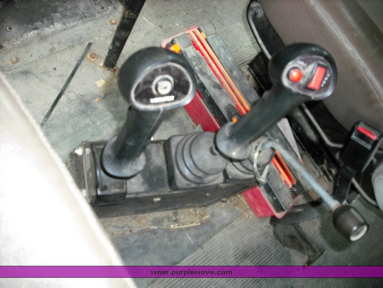 image for item 3496 2002 International Series 4900 crew cab dump truck