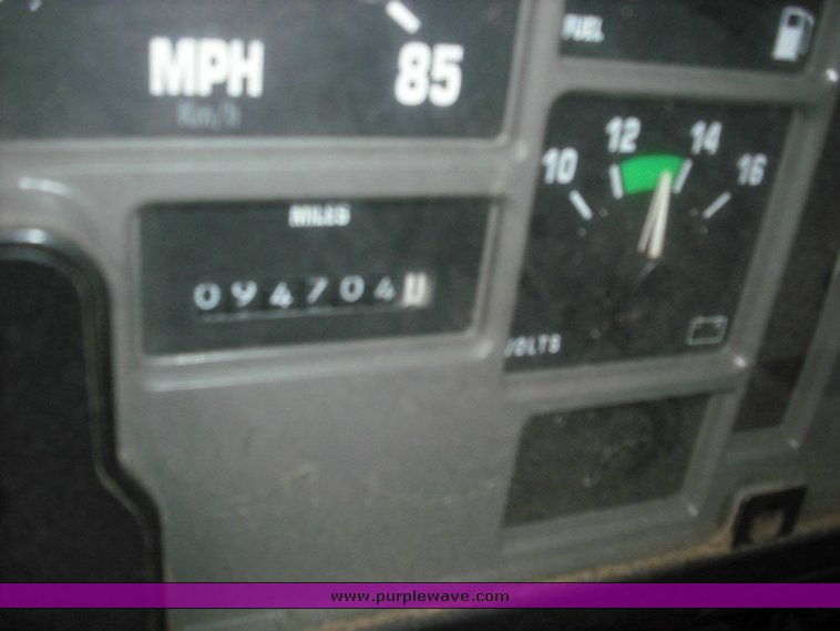 image for item 3496 2002 International Series 4900 crew cab dump truck