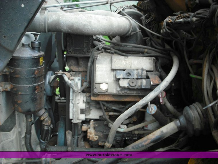 image for item 3496 2002 International Series 4900 crew cab dump truck