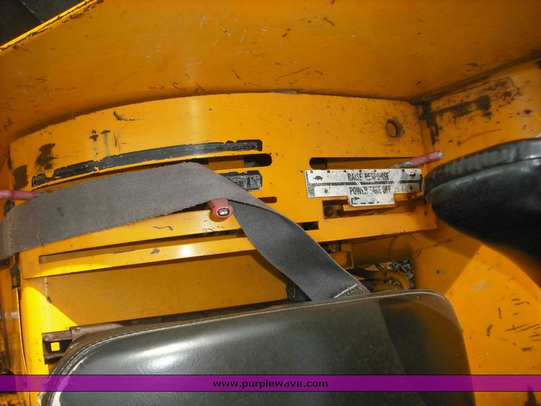 image for item 3498 1988 Case IH 585 tractor