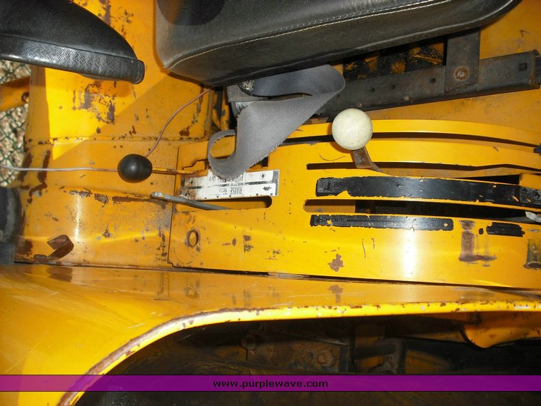 image for item 3500 1988 Case IH 585 tractor