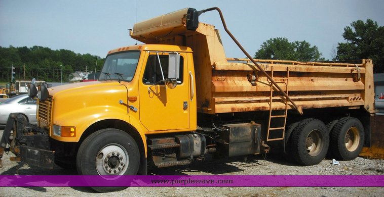 image for item 3502 1998 International Series 4900 6x4 dump truck