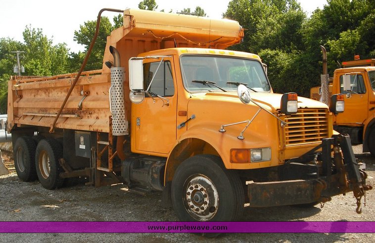 image for item 3502 1998 International Series 4900 6x4 dump truck