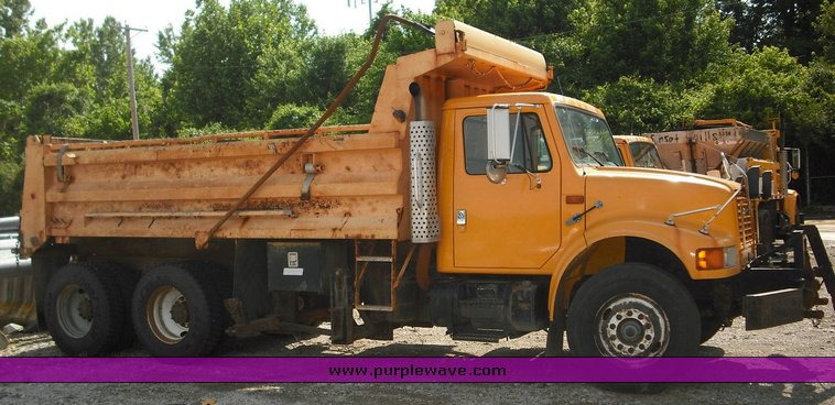 image for item 3502 1998 International Series 4900 6x4 dump truck
