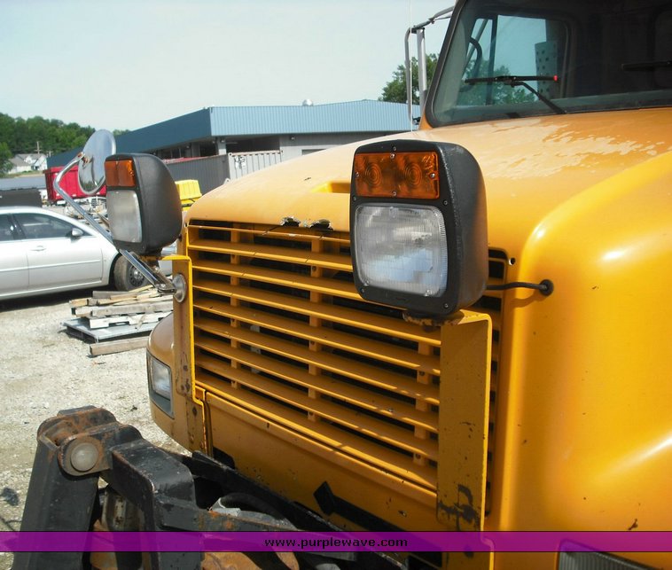 image for item 3502 1998 International Series 4900 6x4 dump truck