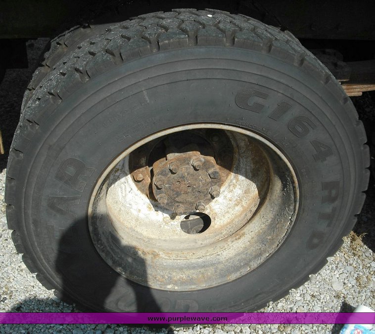 image for item 3502 1998 International Series 4900 6x4 dump truck