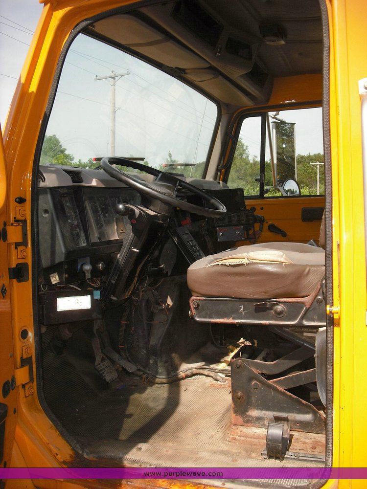 image for item 3502 1998 International Series 4900 6x4 dump truck